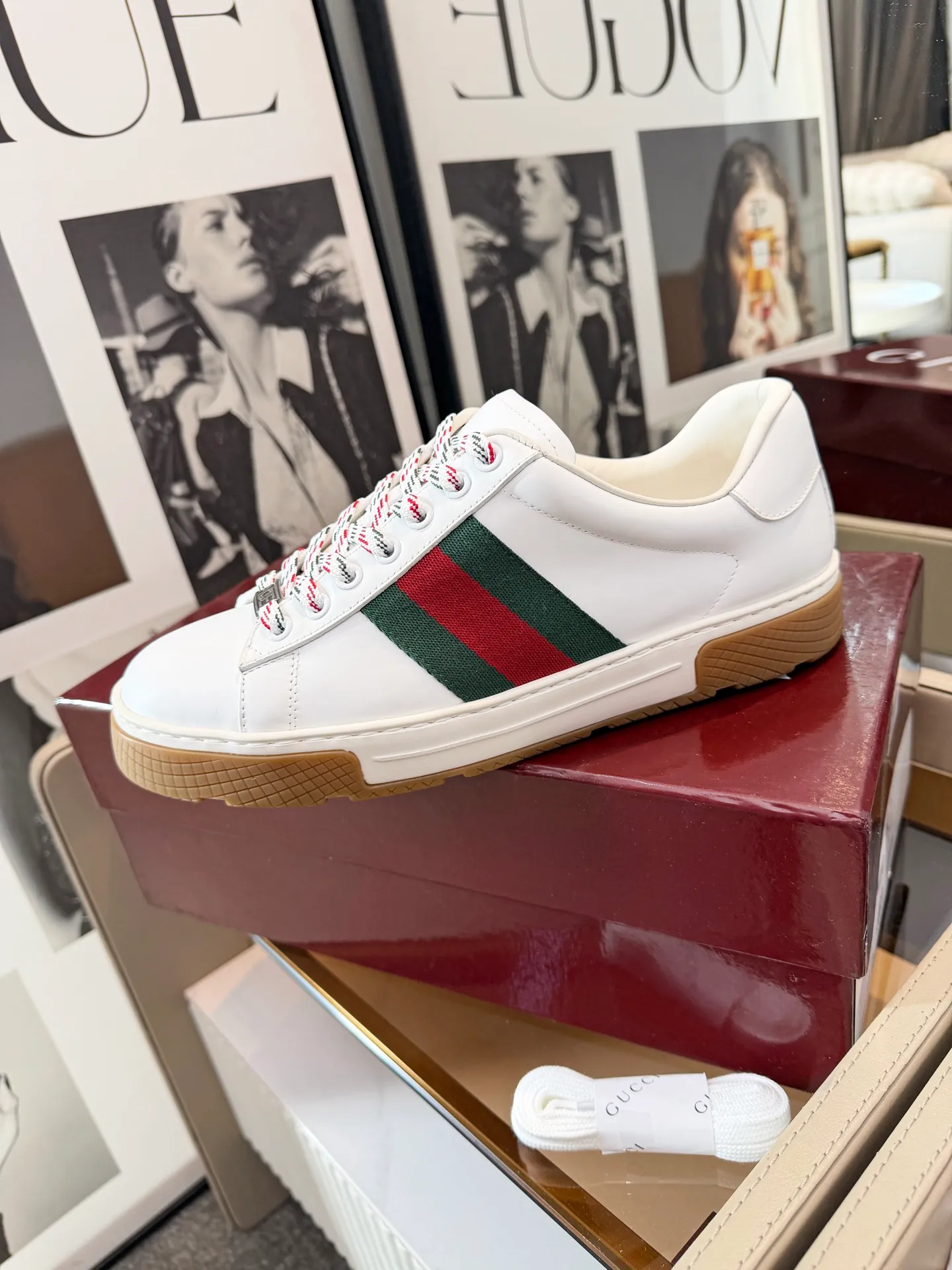 [G Home] P: 580💰 Men's model, Sizs: 39-44 (customized at 45) GUCCI classic design, casual elements, catwalk model. This pair of top-quality GUCCI shoes, with pure white as the main tone, shows elegance. The iconic red and green webbing embellishment instantly demonstrates the brand's charm and trendy attitude without the need for too many words. The upper material is delicate and feels comfortable, making every step feel like walking on the clouds. Exquisite details, such as shiny decorations and unique metal buckles on the shoes, add highlights to the overall look, giving off a unique brilliance inadvertently. Whether paired with casual jeans for a casual look or paired with a simple dress for a gentle and romantic look, it can be easily worn and becomes a versatile item in your wardrobe. Choose it and embark on a journey that combines style and comfort, making every trip a fashion show.